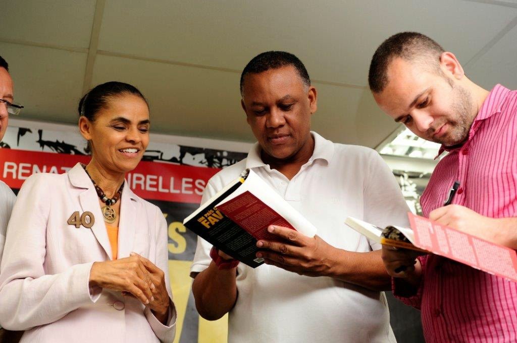 Olha nós aí , com <a href="/opiniaorenato/">Renato Meirelles</a> autografando nosso livro para <a href="/MarinaSilva/">Marina Silva</a>