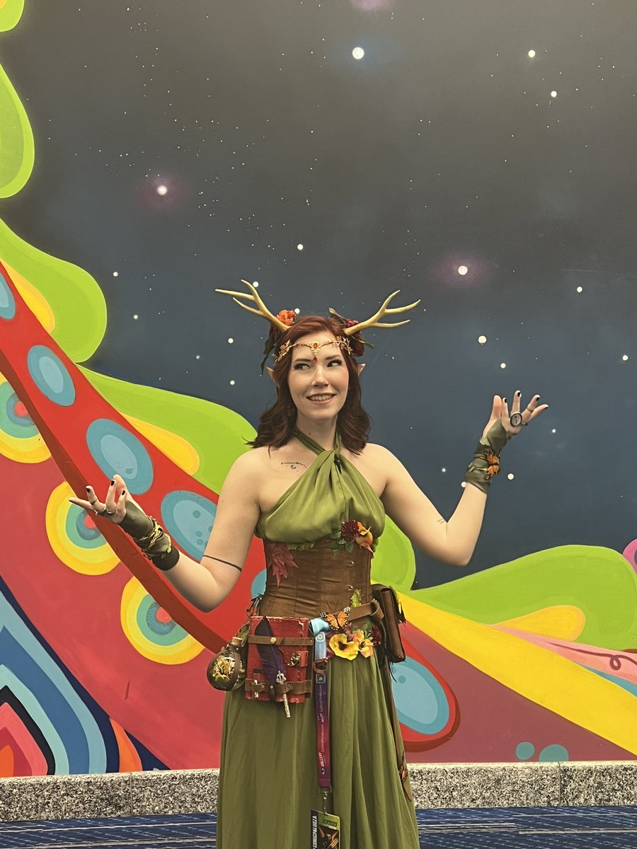 @Comicpalooza was a great time, especially since I was able to break out my fav druid lady!
Character is Keyleth from @CriticalRole by @Marisha_Ray 
.
#criticalrolecosplay