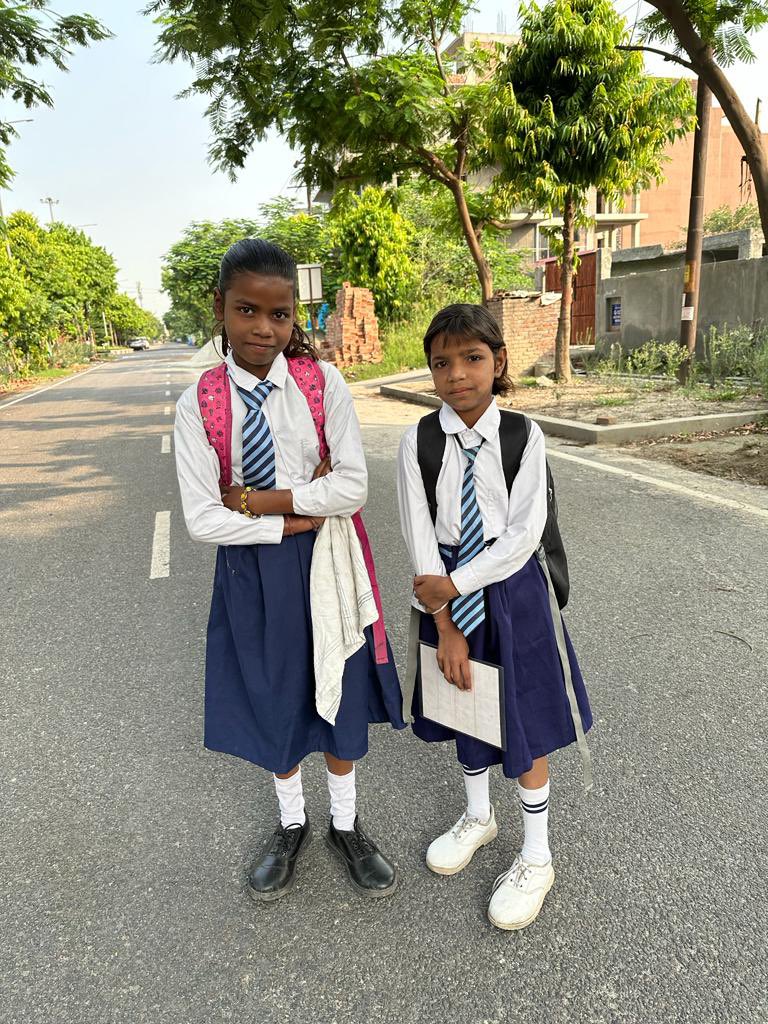 It is such a pleasure when people of my vicinity send me such beautiful pictures when they spot the kids adopted by Anweshka Foundation enthusiastically going to school.
#leteverychildstudy #learning #girlchildeducation #happymornings