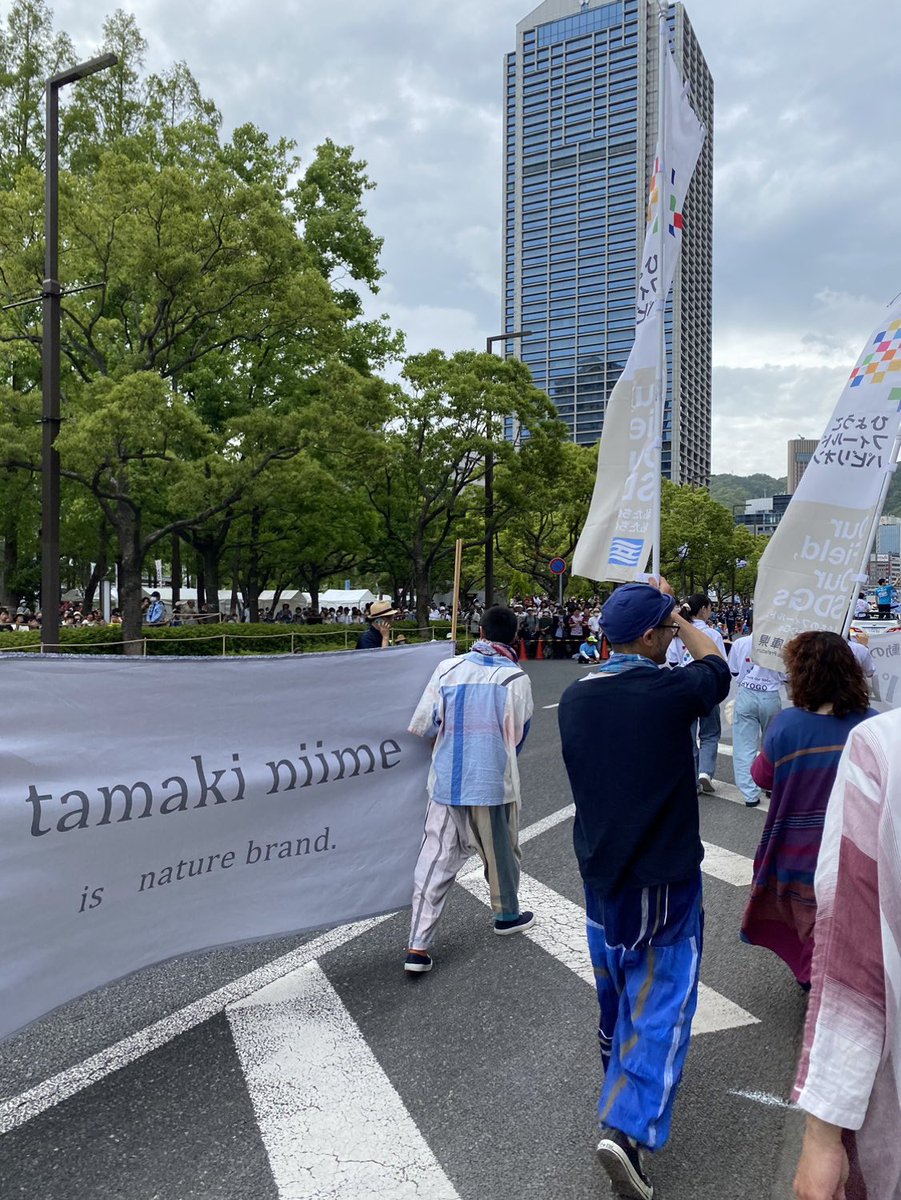 tamakiniime's tweet photo. #イッテンモノ量産主義
#自給自足
#naturebrand
#まいにちぜんぶたのしむ
#tamakiniime
#日本のへそ からやってきてましたー！
#神戸まつり2023 
#ひょうごフィールドパビリオン #アンバサダー 
#大阪関西万博2025
ちなみに幟は織りで作られていました
QRも読み込めるんです、、、☀︎ご存知でしたか？ https://t.co/WWsyOkGEyS