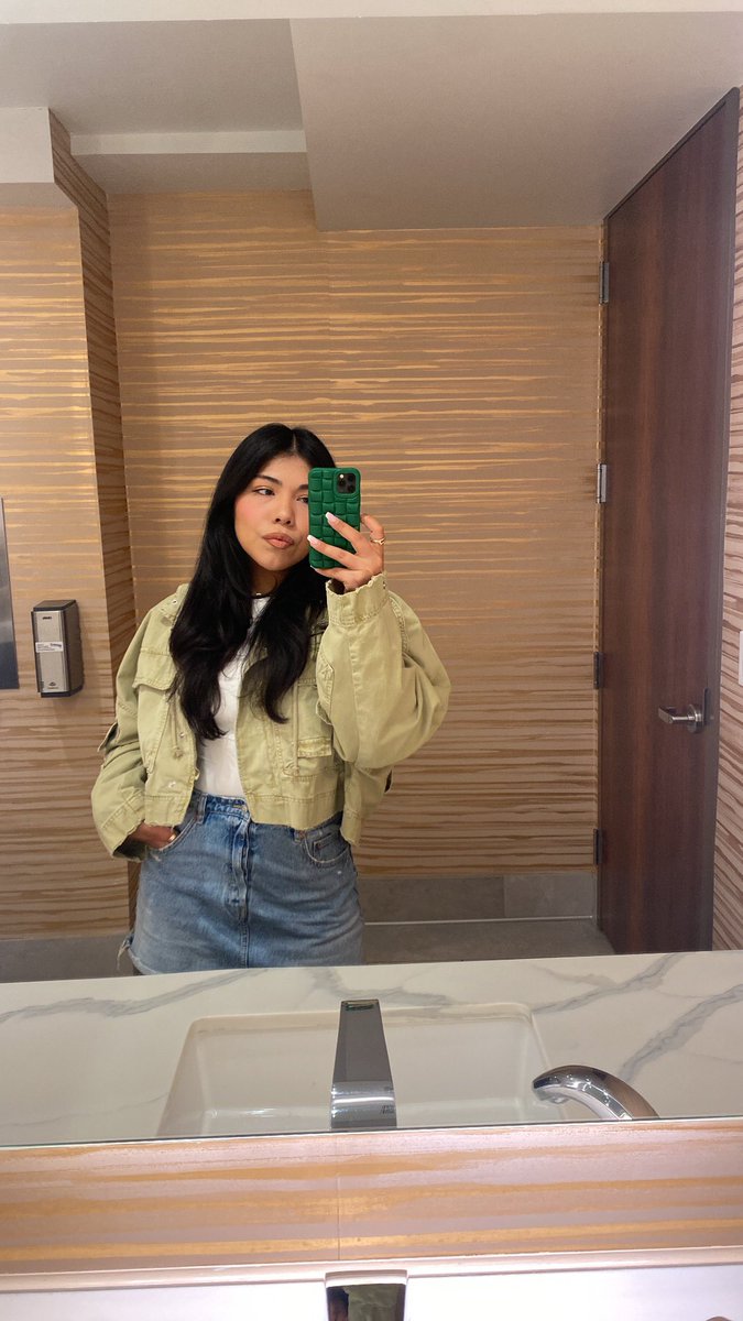 _Female's tweet image. Bb💗