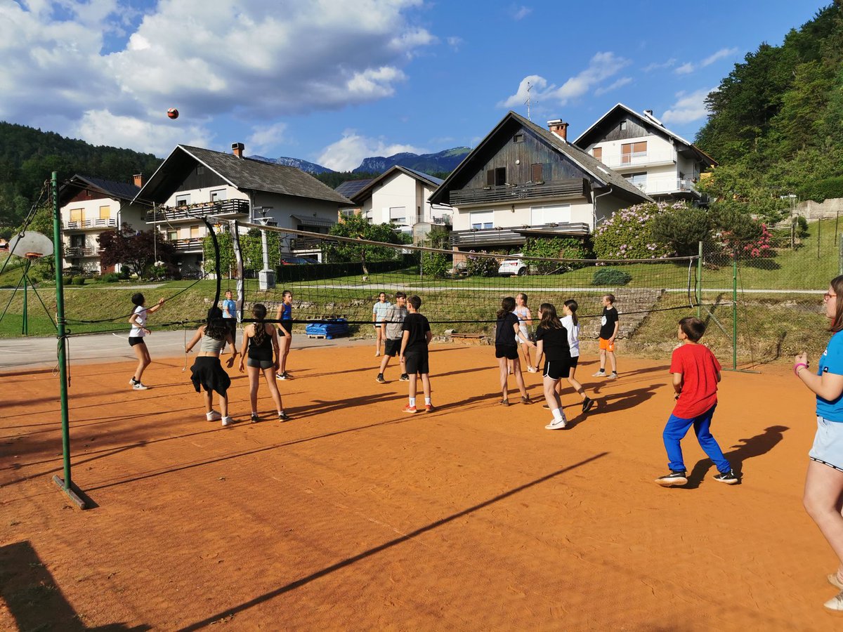 OSsencur's tweet image. Uživali so v skupnih igrah in druženju.  Zraven pa se še posladkali ob dobrotah, ki so jih pripravili naši učenci in njihovi starši, za kar se jim iskreno zahvaljujemo. #Cmepius #Erasmus #Adergas