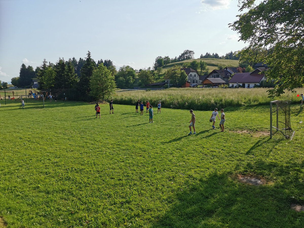 OSsencur's tweet image. Uživali so v skupnih igrah in druženju.  Zraven pa se še posladkali ob dobrotah, ki so jih pripravili naši učenci in njihovi starši, za kar se jim iskreno zahvaljujemo. #Cmepius #Erasmus #Adergas