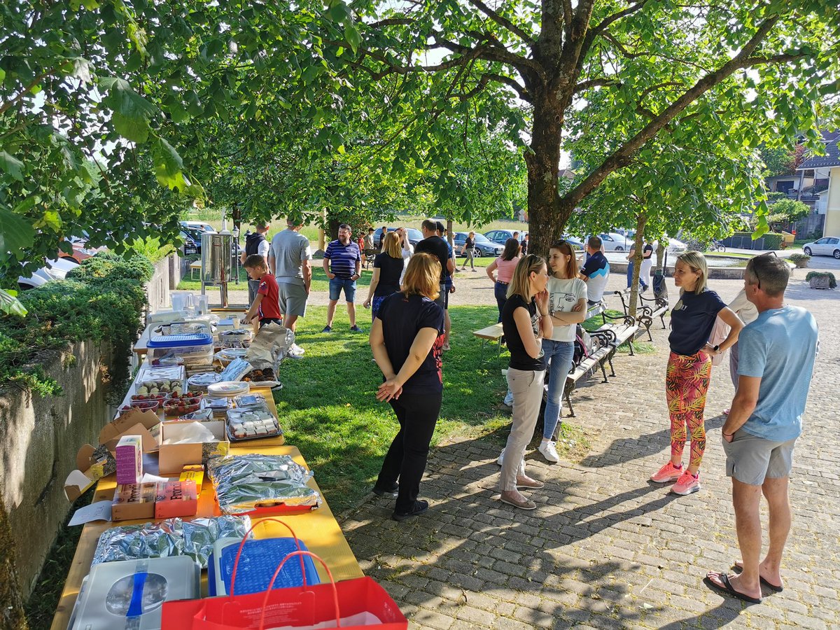 OSsencur's tweet image. Uživali so v skupnih igrah in druženju.  Zraven pa se še posladkali ob dobrotah, ki so jih pripravili naši učenci in njihovi starši, za kar se jim iskreno zahvaljujemo. #Cmepius #Erasmus #Adergas