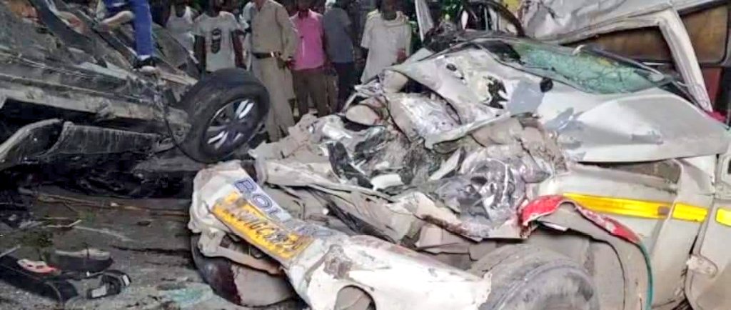 NANDANPRATIM's tweet photo. So heartbreaking! Accident at Jalukbari, Guwahati last night. 7 students of Assam Engineering College died.
Kaushik Baruah
Kaushik Mohan
Raj Kiran Bhuyan
Imon Baruah
Arindam Bhowal
Upanshu Sharma
Niyar Deka.
Speeding Scorpio boarded by them hit divider first, then another vehicle https://t.co/Uc4xvTFnG2