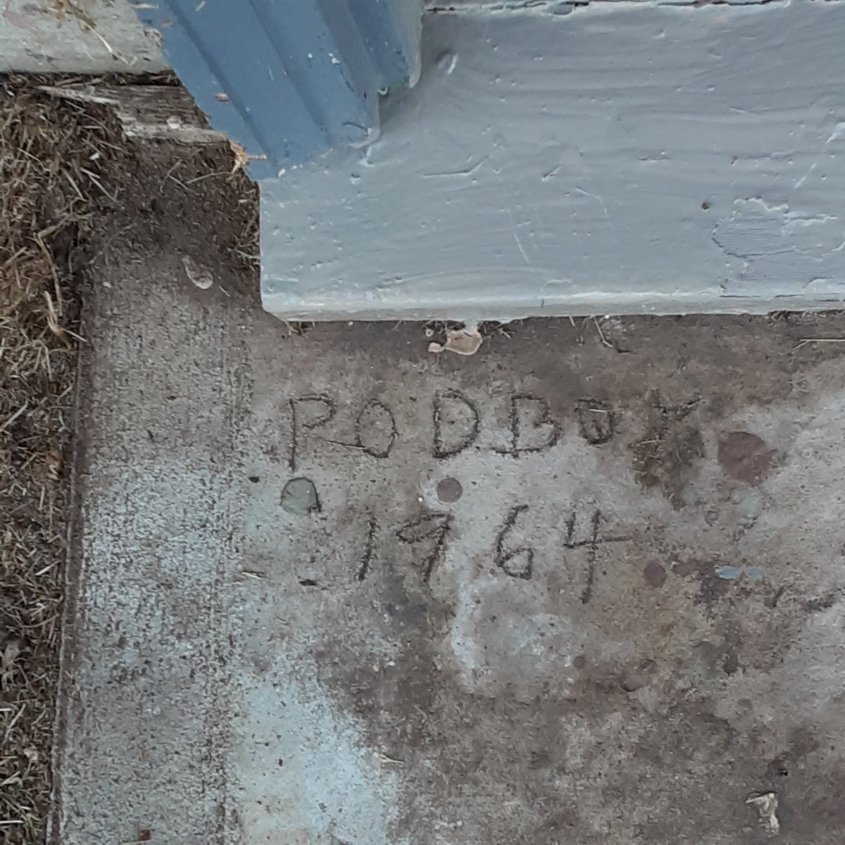 tetrimbath's tweet photo. #FunFind
Cleaning to paint the doorstep.
Found a note from the past.
Significant? No.
But it makes me think of them then. https://t.co/oojM3Mph30