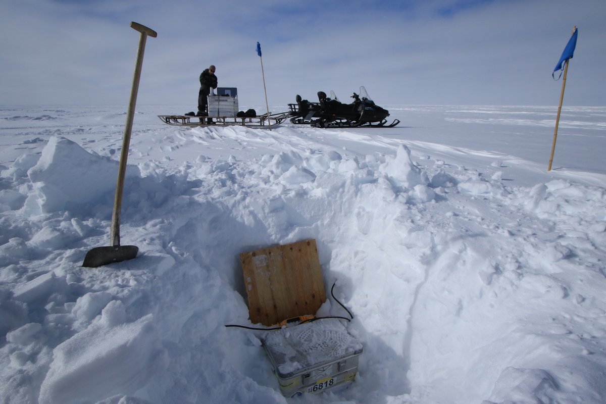 Successful recovery of @OleZsng's ApRES at the northern shear margin of NEGIS, always nice to work on the surface for a change It will be deployed close to @egripcamp to monitor possible changes in melt rate when we hit bedrock🤓