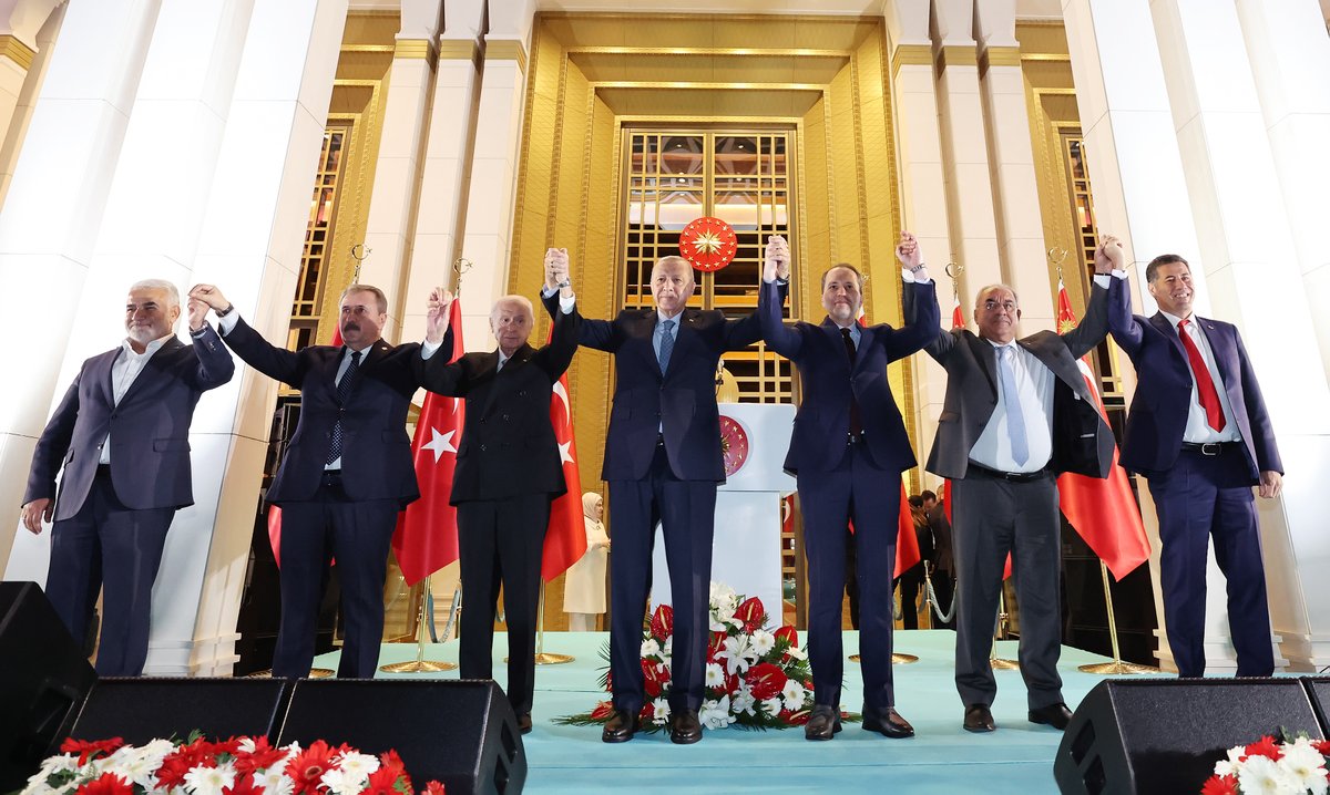 RTEdijital's tweet photo. Cumhurbaşkanımız @RTErdogan, balkon konuşması

📌 Cumhurbaşkanlığı Külliyesi https://t.co/3fnweuXcXx