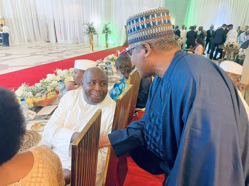 NtareHouse's tweet photo. Aux côtés de ses Homologues et des personnalités du milieu politique et financier du Continent, le Chef de l’Etat SE @GeneralNeva a pris part au banquet offert au Palais présidentiel du Nigeria à la veille de l’Investiture de SE Bola Ahmed TINUBU, avec qui il a brièvement échangé https://t.co/F8oHcXu2v7