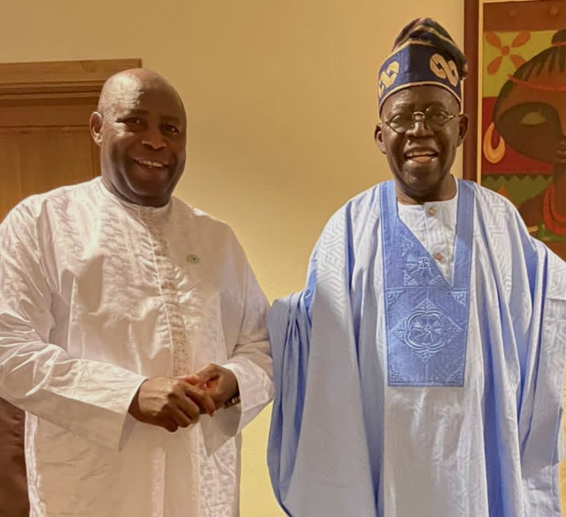 NtareHouse's tweet photo. Aux côtés de ses Homologues et des personnalités du milieu politique et financier du Continent, le Chef de l’Etat SE @GeneralNeva a pris part au banquet offert au Palais présidentiel du Nigeria à la veille de l’Investiture de SE Bola Ahmed TINUBU, avec qui il a brièvement échangé https://t.co/F8oHcXu2v7