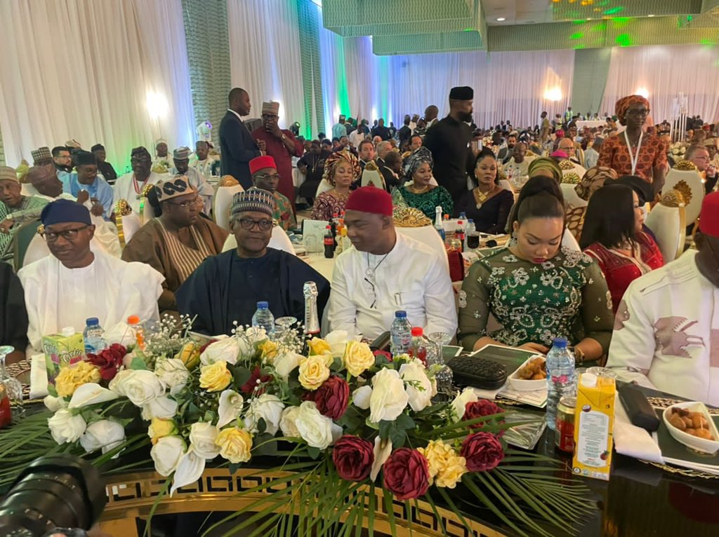 Aux côtés de ses Homologues et des personnalités du milieu politique et financier du Continent, le Chef de l’Etat SE <a href="/GeneralNeva/">SE Evariste Ndayishimiye</a> a pris part au banquet offert au Palais présidentiel du Nigeria à la veille de l’Investiture de SE Bola Ahmed TINUBU, avec qui il a brièvement échangé
