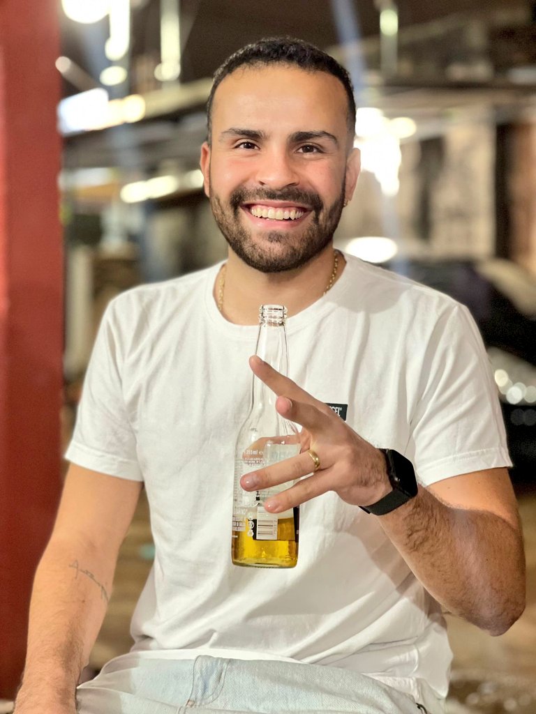 RafaeldoAC's tweet photo. Relaxando no finalzinho de domingo, brindando com uma cervejinha gelada! 🍻✨
Desejo a todos uma semana maravilhosa e cheia de realizações. Saúde e sucesso! 🙌🌈
#FinalDeDomingo #BrindandoAVida #ÓtimaSemana https://t.co/ZWhu1Su8TE