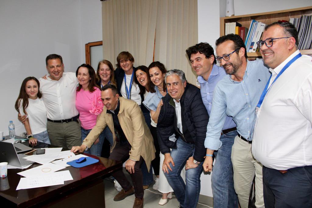 Selopezmanuel's tweet photo. 🙏Me siento muy honrado y orgulloso de todos mis compañeros que van a representar a Albacete desde la dignidad, la honradez, la verdad, la honestidad y la transparencia. 

💪🏻Ilusionado y comprometido con Albacete y los albaceteños por los que trabajaré sin descanso. https://t.co/9xZQvWfQP1