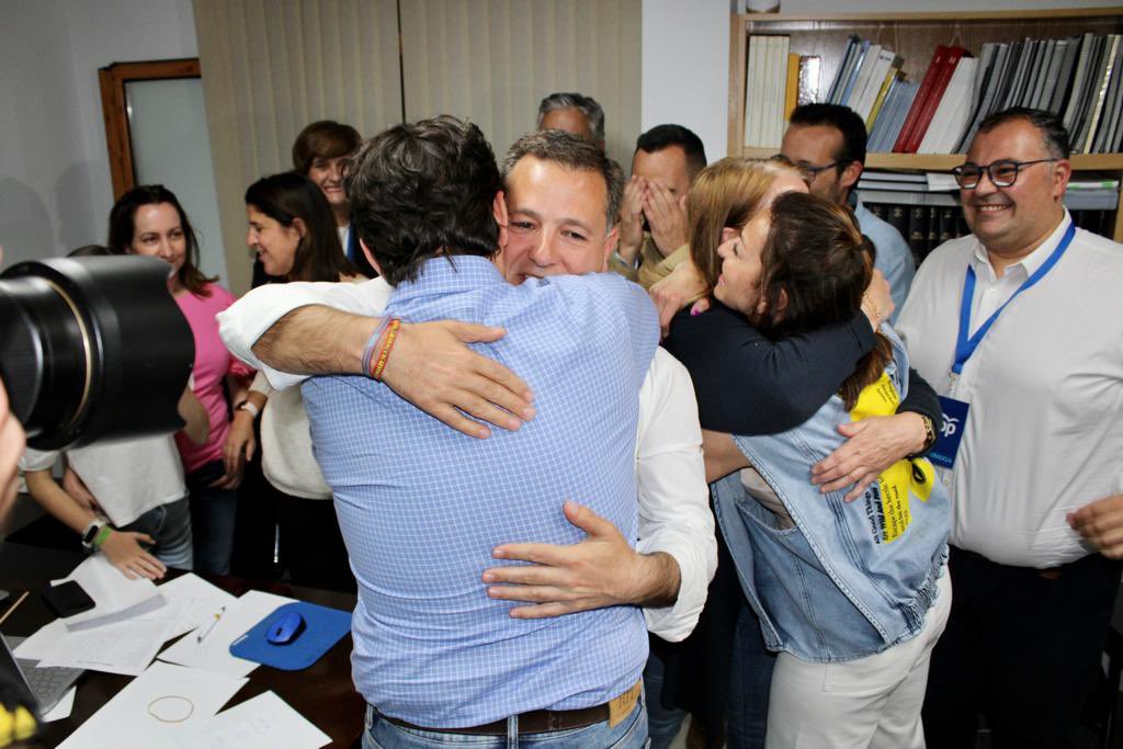 Selopezmanuel's tweet photo. 🙏Me siento muy honrado y orgulloso de todos mis compañeros que van a representar a Albacete desde la dignidad, la honradez, la verdad, la honestidad y la transparencia. 

💪🏻Ilusionado y comprometido con Albacete y los albaceteños por los que trabajaré sin descanso. https://t.co/9xZQvWfQP1