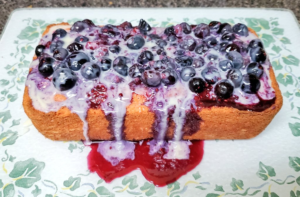 Strawberry cake with blueberries & raspberries 👇😋👍#Foodie #yummy #dessert