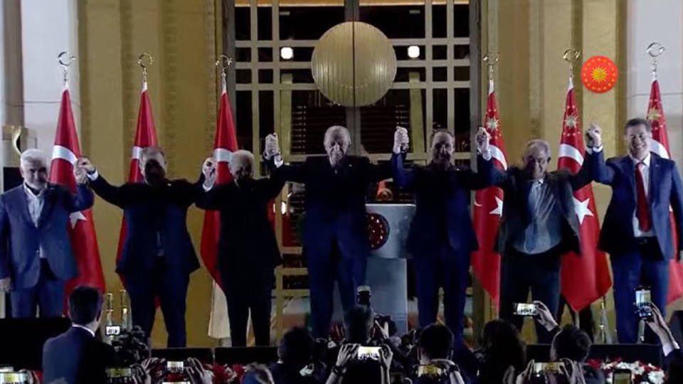 ozanblk_'s tweet photo. Bir ülkücüyü kesseniz HÜDAPAR ile aynı sandığa girmez” diyen Sinan Oğan, Zekeriya Yapıcıoğlu ile aynı karede ! https://t.co/2pLC3br3hs