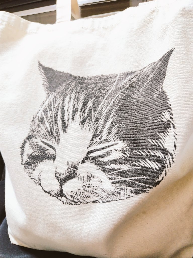 おはようございます！知らない人にお気に入りねこトートを褒めてもらえて嬉しかった昨日😽
ヘビロテしてるのでちょっとお顔が薄くなってきましたが、幸せそうな表情は健在です！
今週もがんばってまいりましょฅ•ω•ฅ♪