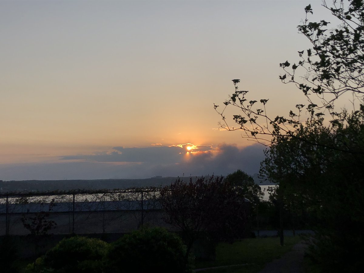 MediatorBen's tweet photo. Wild to see the change in wind direction over the day. Both photos taken from the same place. Earlier the smoke was coming right over Halifax. Blowing East now.

#Halifax #NovaScotia #NSFire #Tantallon #NSWeather #Sackville @HRMFireNews https://t.co/2Iu2MYPXC5