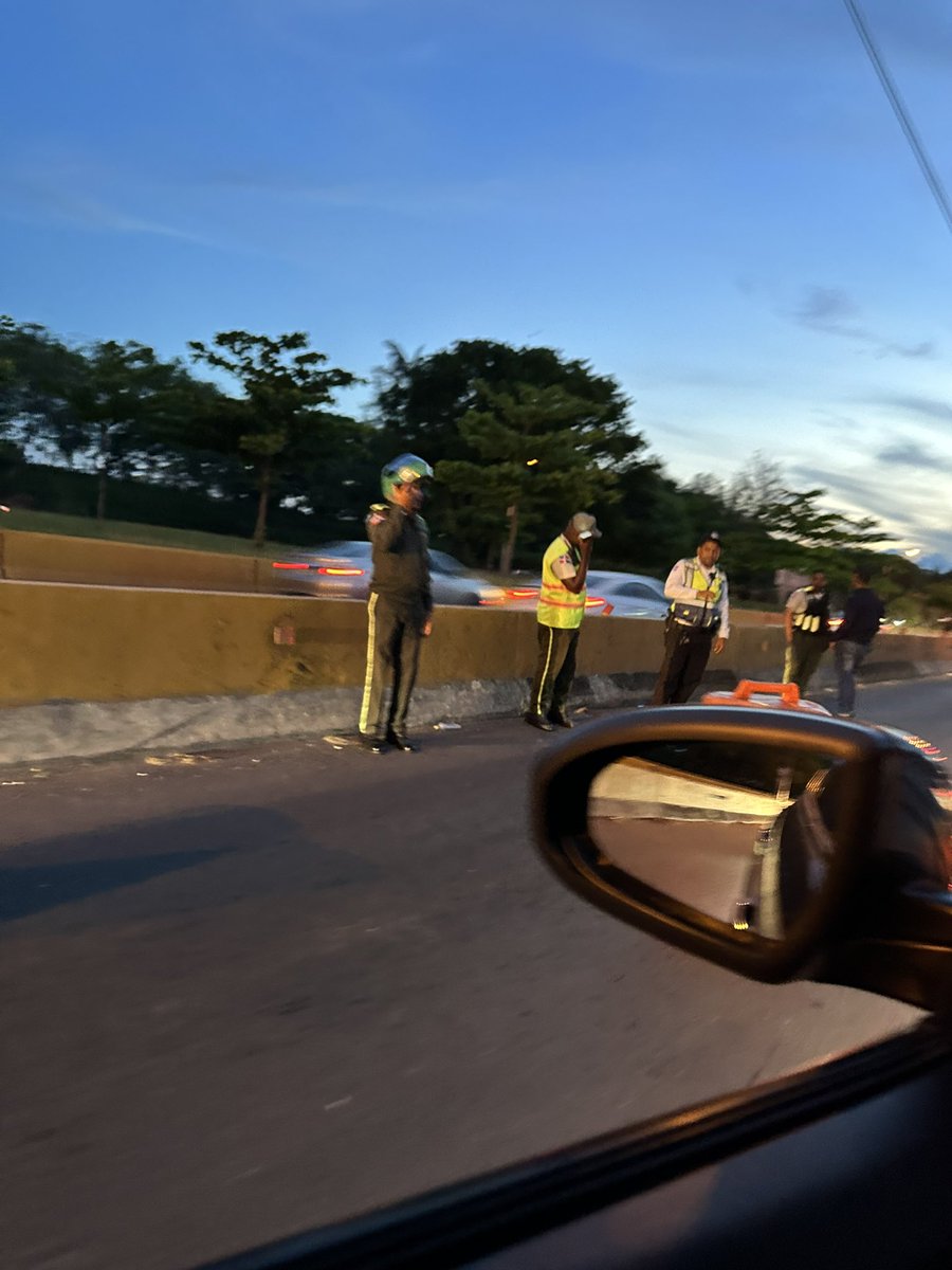 romperez007's tweet photo. ¿ Por qué la @digesettrd_  bloquea calles a su antojo ? @INTRANT_RD @MOPCRD https://t.co/Qp44yLObi1