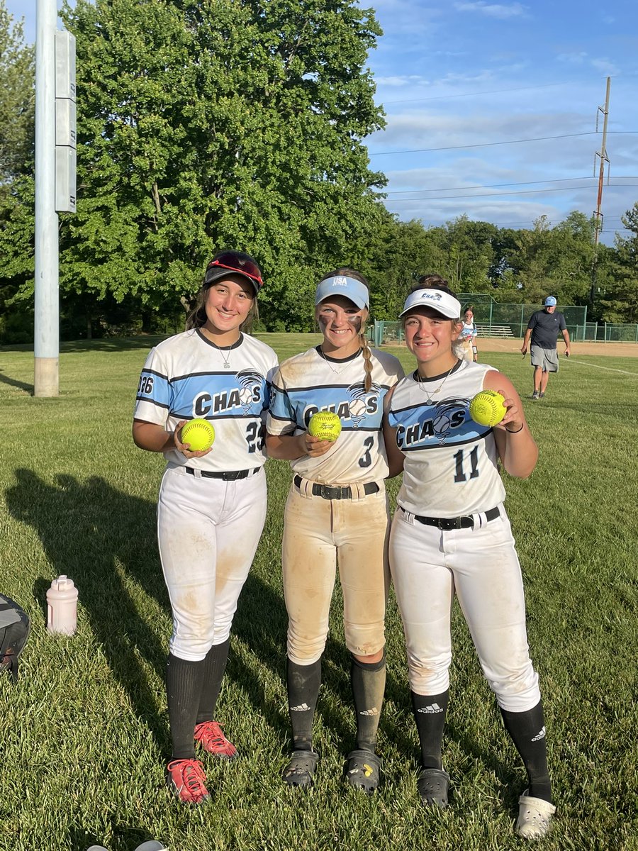 Here is todays @14uChaos 💣squad (@AvaSnyder2026 @cam_shank)My team had another great day going 3-0. I was 4-5 with 4 RBI and a HR. Tmr starts bracket play! #bombsquad  @ExtraInningSB @LegacyLegendsS1 @IHartFastpitch @SoftballPros @SBRRetweets @TopPreps @SunilSunderRaj3