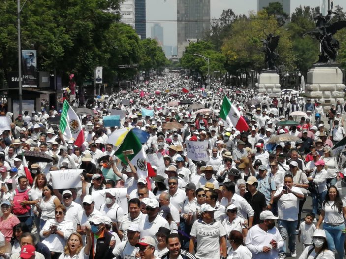 Los mexicanos ya despertamos!!! 
Aquí la marea de ciudadanos!!! Viva la división de poderes, vivan los contrapesos, vivan las libertades, viva el Estado de derecho, viva la Constitución y las leyes que de ella emanan! 

Viva México!!!! 🇲🇽

#LaCorteNoSeToca 
#ALasCalles28Mayo