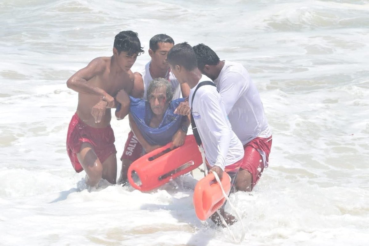 #Acapulco | Salvavidas rescataron a un adulto mayor en la playa de El Morro. Autoridades emitieron un aviso el sábado sobre un nuevo evento de mar de fondo que comenzó a afectar las costas del estado de Guerrero.

📸 Redes sociales.