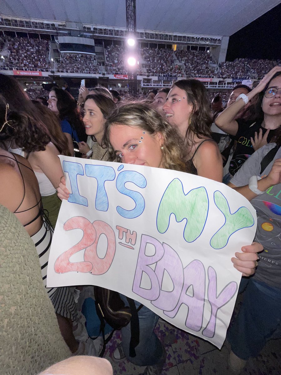 lucialarraza's tweet photo. chris martin ha visto mi cartel y me ha felicitado. el mejor cumpleaños de mi vida. gracias 💖🫶🏻 @coldplay https://t.co/AePvzjbPKt