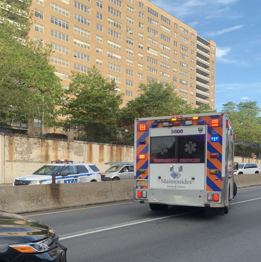 chaptzem's tweet photo. Incident on the Prospect Expressway. https://t.co/d7xWXVbhDk