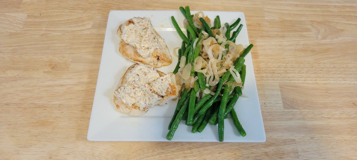 Smokey Goat Cheese Butter Chicken with Caramelized Onion Green Beans #HomeChef