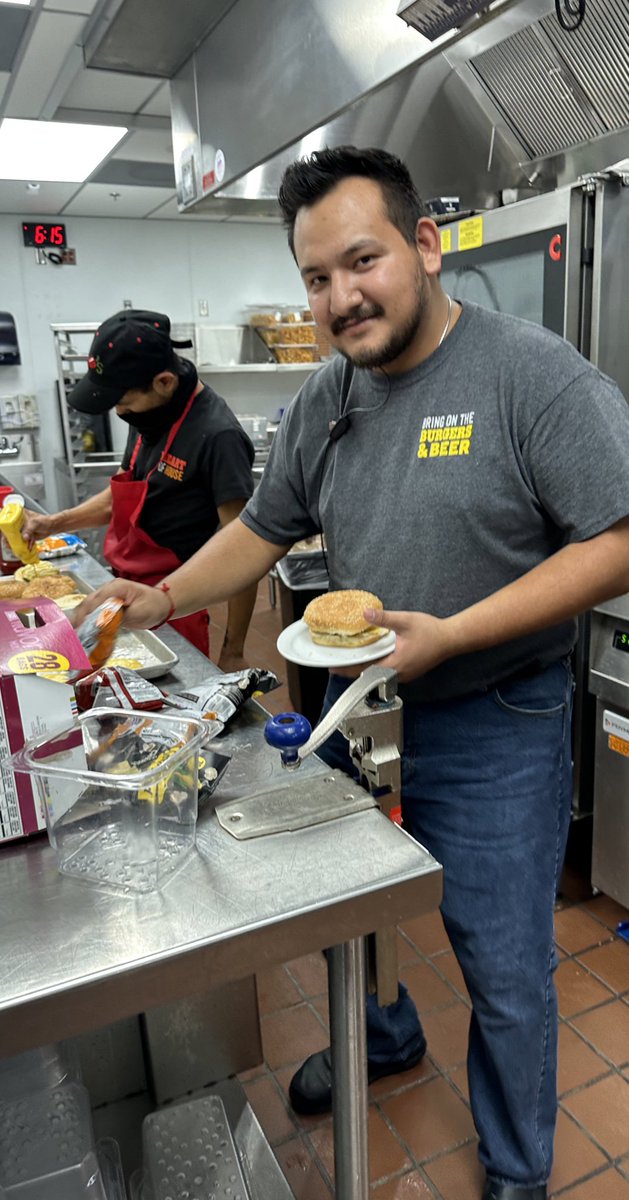 BYOB at work today 🍔😋 #buildyourownburger #chilislove #chilis1656 @LarryV71 @mikponce82 @vero_gee147 @ViriMunguia7 @rubywoo83