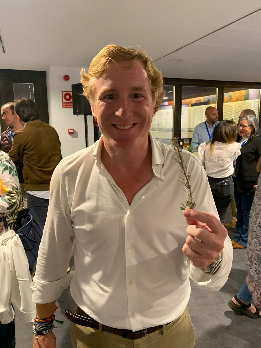 La <a href="/murga_minifolk/">Murga Los Mini-Folk</a> me regaló esta rama de romero en nuestro <a href="/CarnavalAytoBad/">EnI</a> 

La Buenaventura, la suerte y el trabajo han hecho el resto.

Mi cara lo dice todo. Agradecimiento infinito a #Badajoz

A trabajar.