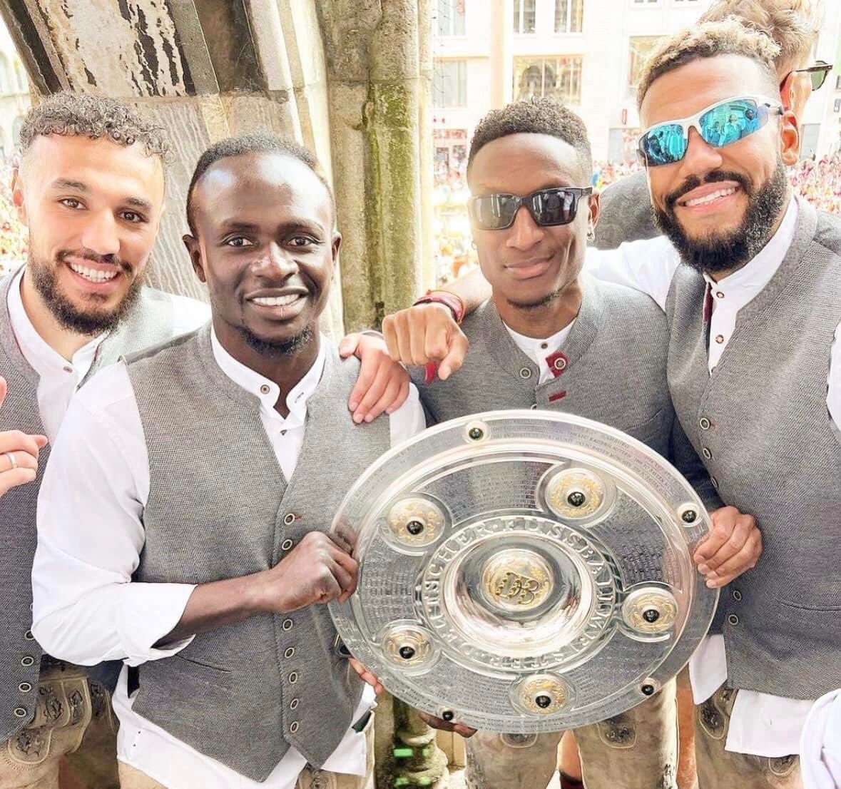 PassionfootAF's tweet photo. Noussair Mazraoui🇲🇦, Sadio Mané🇸🇳, Bouna Sarr🇸🇳, Éric Chupo-Moting🇨🇲
C H A M P I O N S BROTHERS
TEAM AFRICA🌍
#Mazraoui #ChupoMoting #Mané #Sarr #BayernMunich #Cameroun #Sénégal #Maroc https://t.co/WfcLUVkOx1