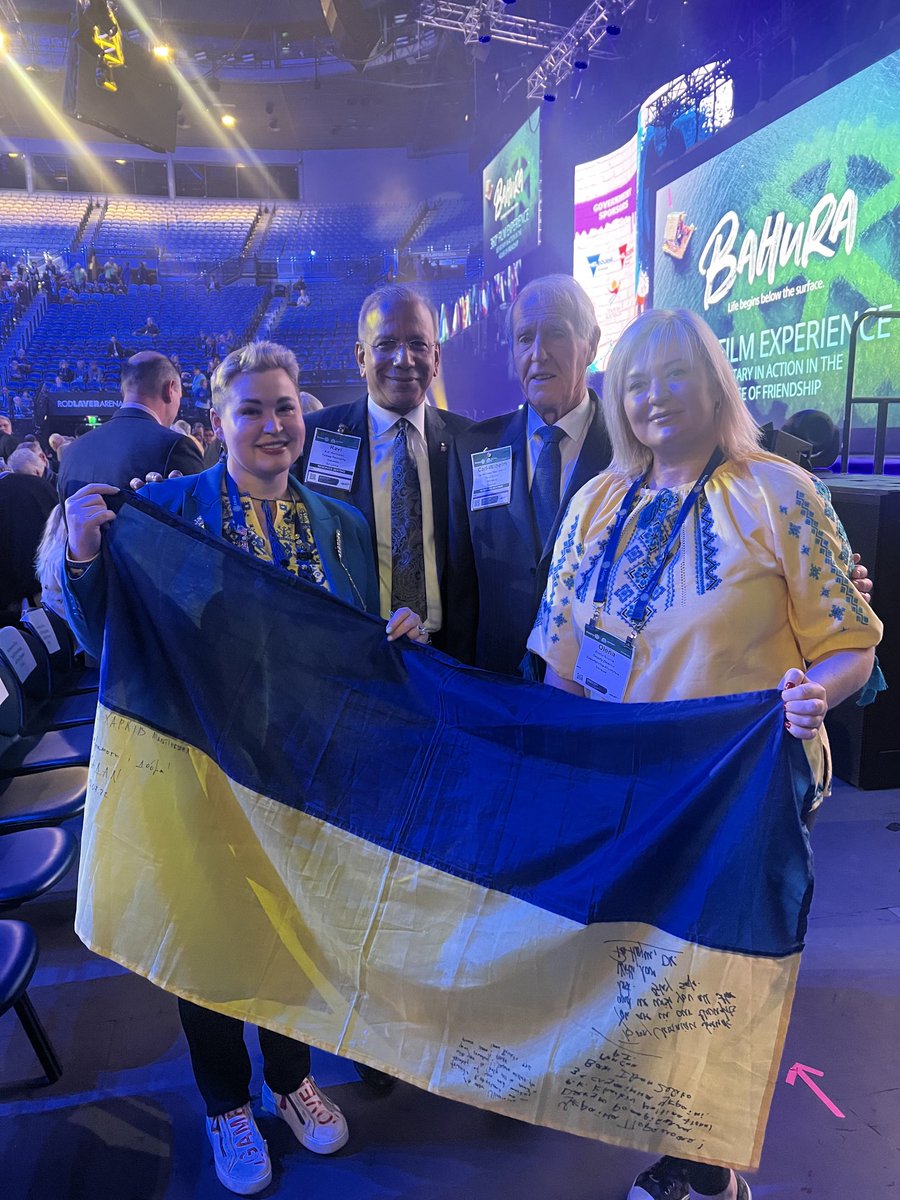 Ukraine seems well represented at the convention. Past RI President Carl-Wilhelm Stenhammer and I pose with two young Ukrainian ladies with their flag.