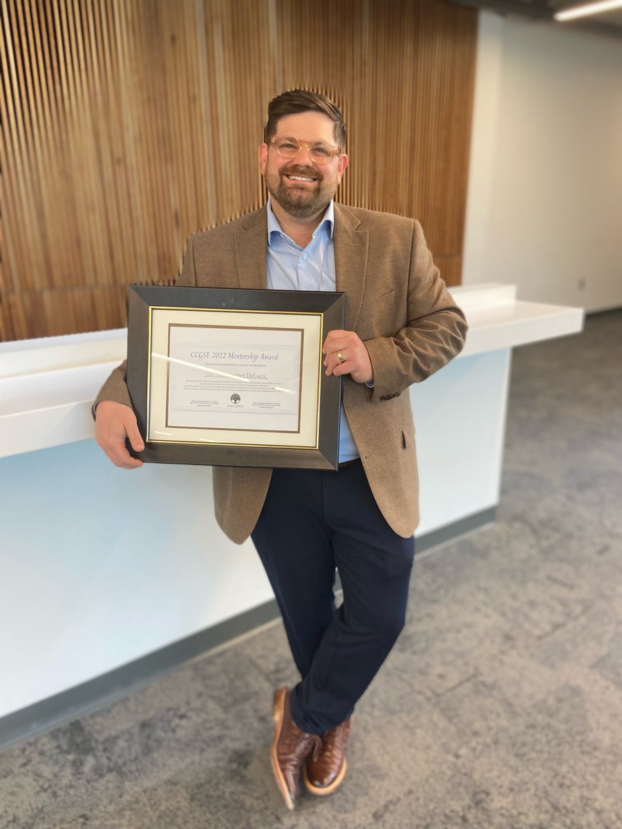 AegQueens's tweet photo. Congratulations Dr. Christopher DeLuca for winning the #CCGSE mentorship award! 🥳 @ChrisDeLuca20 is dedicated to providing outstanding support to grad students, &amp; is the epitome of what it means to be an exceptional mentor. We are so proud of you! 👏👏@QueensEduc @CSSESCEE https://t.co/hvhQn6nIcm