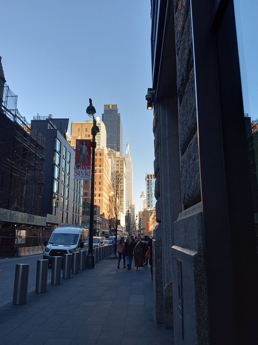 Superbest79's tweet photo. New York west 33 street,📸🏙️🍎 https://t.co/JkUIAcQueb