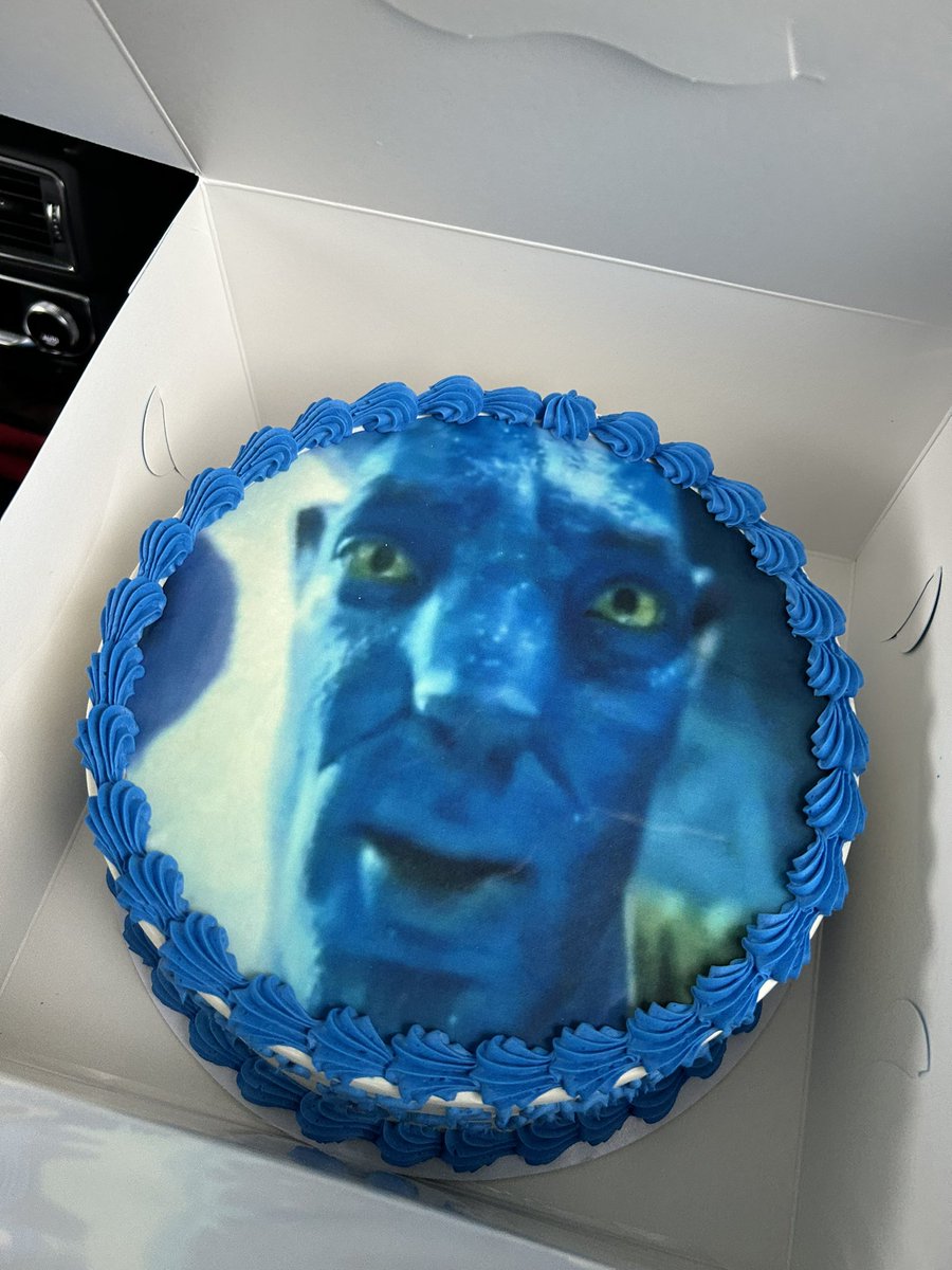 Sweetpeachedtea's tweet photo. In love with my bday cake https://t.co/yLC5nLzS6g