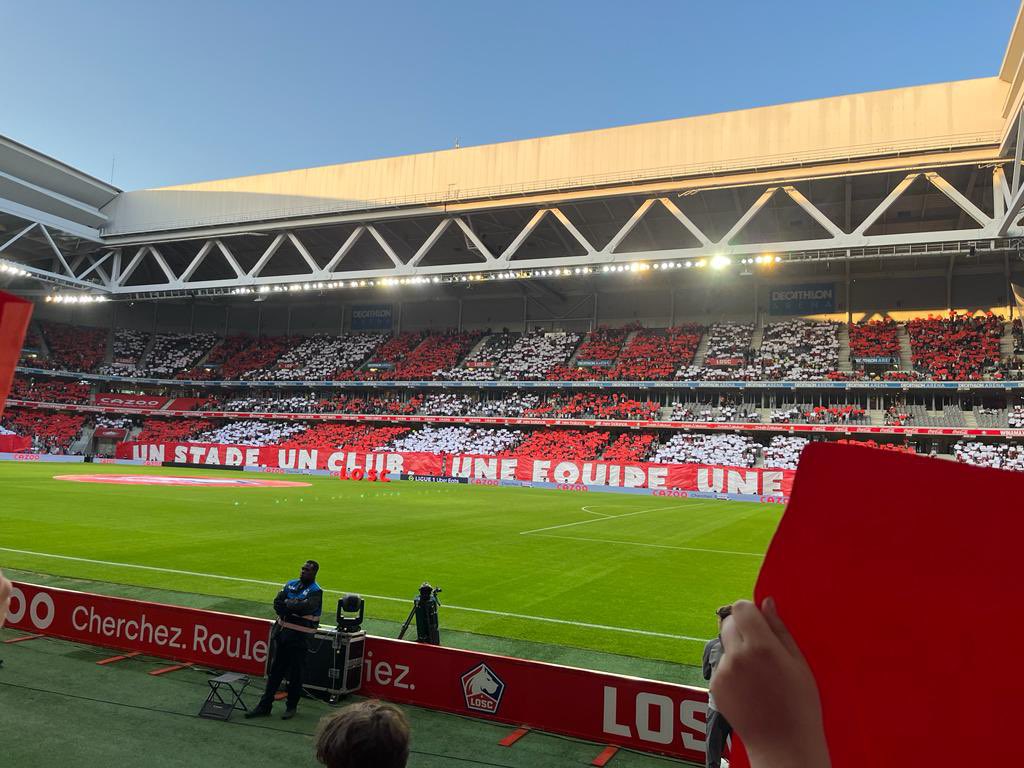 Guily93's tweet photo. J’oublierai pas ce moment là !❤️🤍#LOSC https://t.co/Tj8lY8TqU2