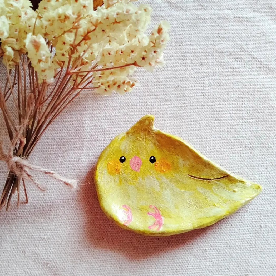 fuwari_kobo's tweet photo. オカメインコの豆皿が完成しました🐣　
アクセサリー小物を入れたりキャンディーを入れたり🍬
作品代¥1280です
お気軽にお問い合わせください🙂
#オカメインコ　#鳥　#豆皿　#小皿　#ふわり工房　#陶土 https://t.co/ySCOsgsTMb