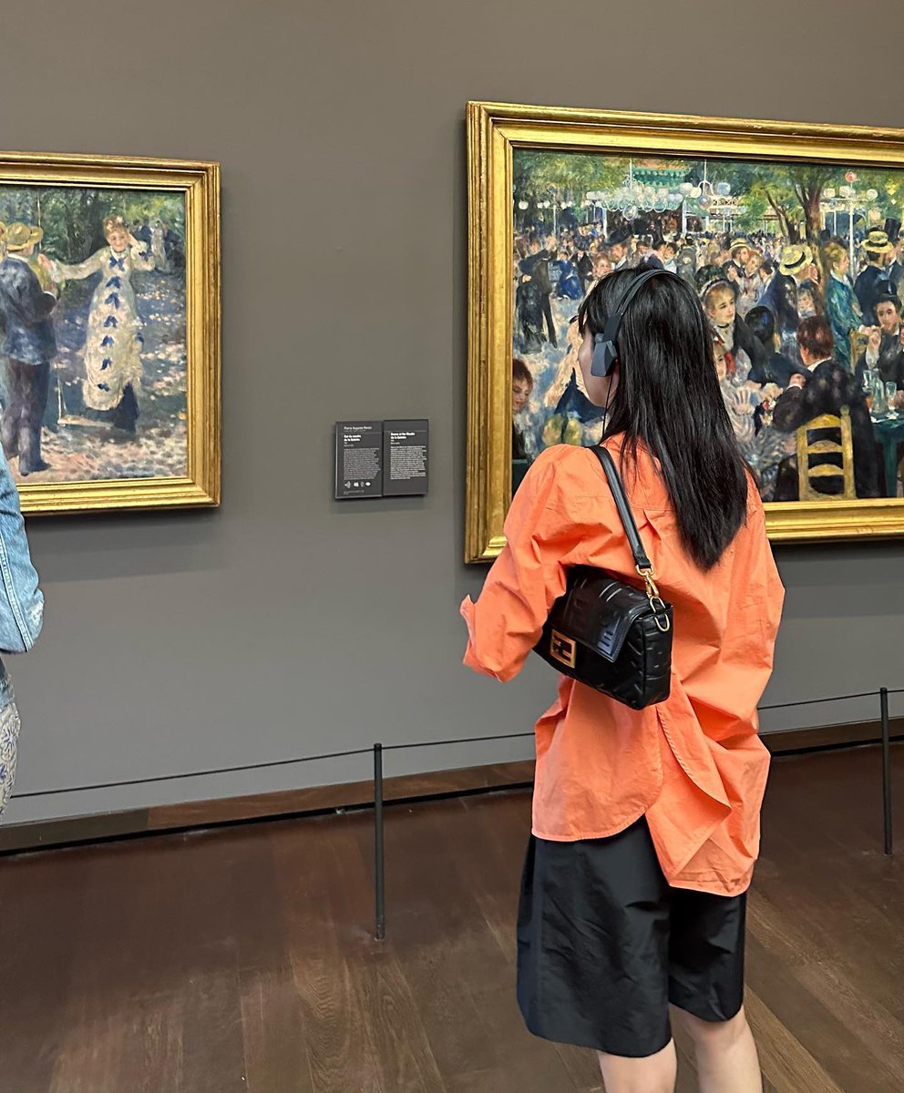 Seulgi and her deep interest for art 🥹 listening to the audio guide and everything, my art nerd 🥹🫶🏻