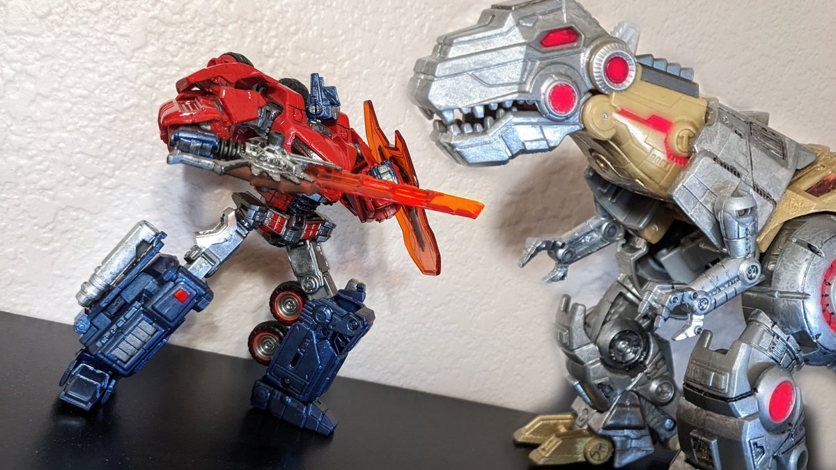 Primidian's tweet image. Custom 2010 WFC Optimus Prime and FOC Grimlock

#Transformers #WarforCybertron #FallofCybertron
