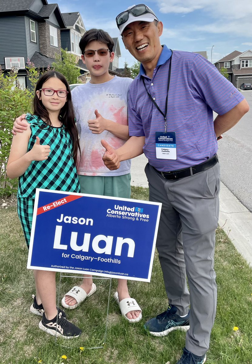 Working hard to earn every vote! 

Reached out to another 150 families at their doorsteps, including Justin & Emma’s parents (w/NDP lawn sign), corrected misinformation & earned their votes: ndplies.ca 

They even swapped their lawn sign! Vote tmr to bring it home!