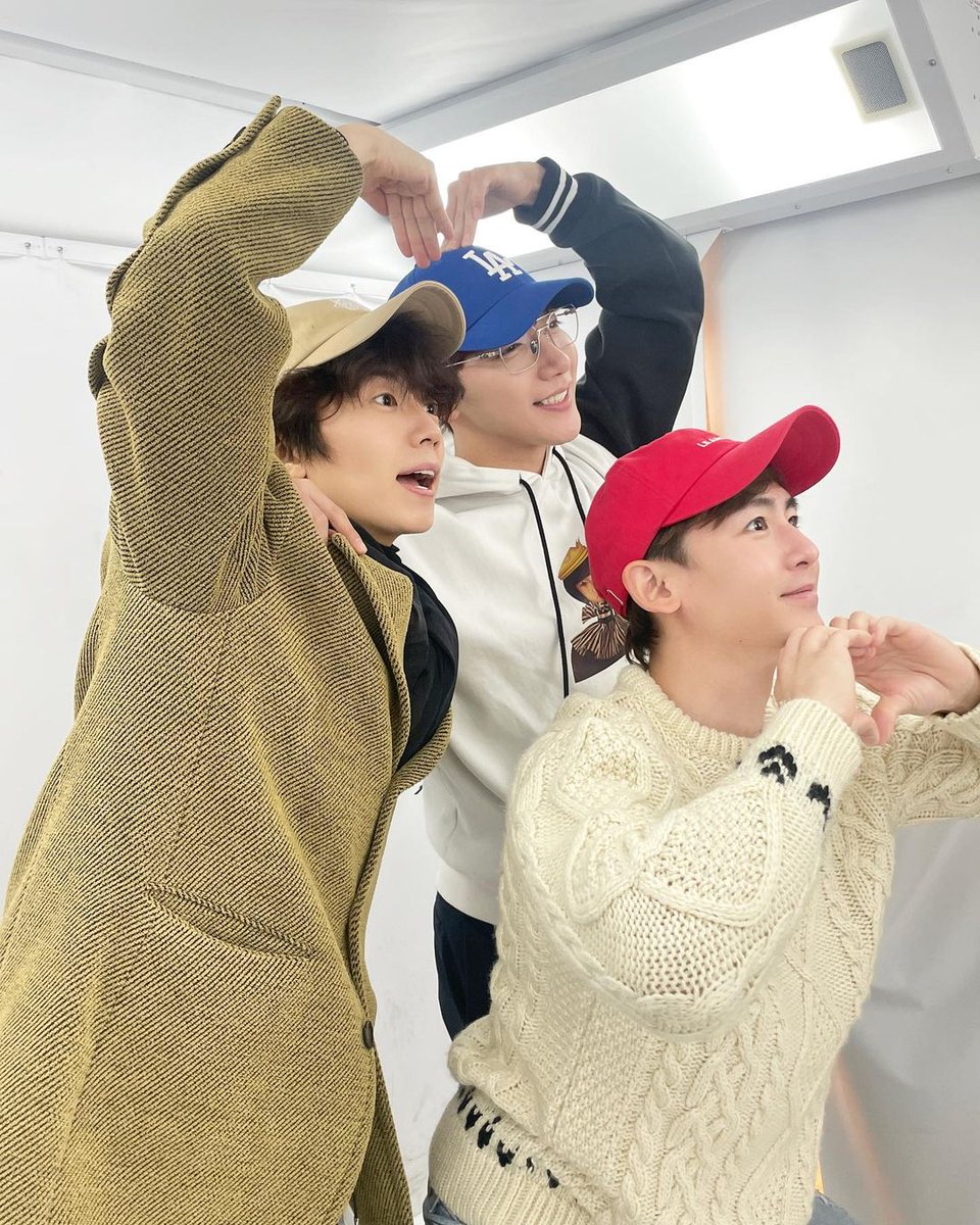 2pmalways's tweet photo. [2PM IG]
Still bad at (ball) games but still eat well and still cute and still full of fans' love🩷❤️💙

#DirectorNim #YouSaidYoureEmbarassedWith #StickerPhotos🤣 #ButWhyAreYouSoGoodAtIt🤦‍♀️
#ThreePuppies #TokyoVlog #Ends🫶
https://t.co/PL7t9uWkzh https://t.co/wbM2oyfjUs