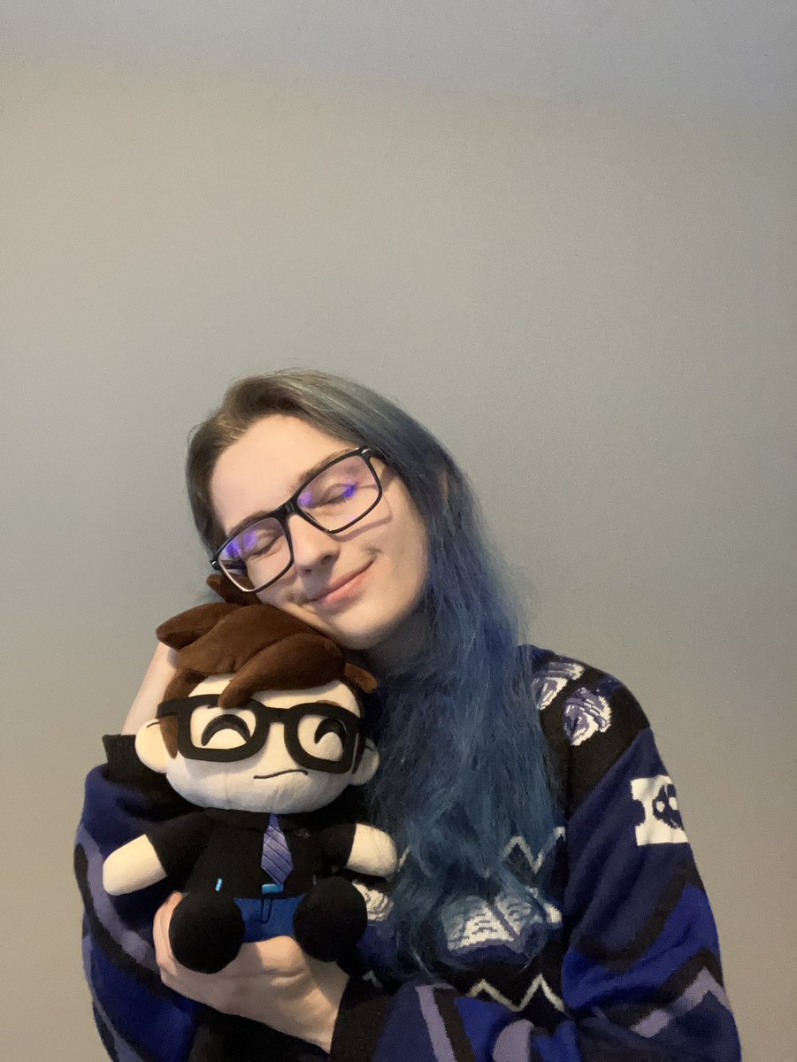 logansvocab's tweet photo. I have been wanting to do a photoshoot with my Logan sweater since it arrived and who better to accompany me than Logan himself? Dw Logan got a treat at the end ๐ฅฐ @ThomasSanders #featuredfander https://t.co/Qg1QJFFVkw