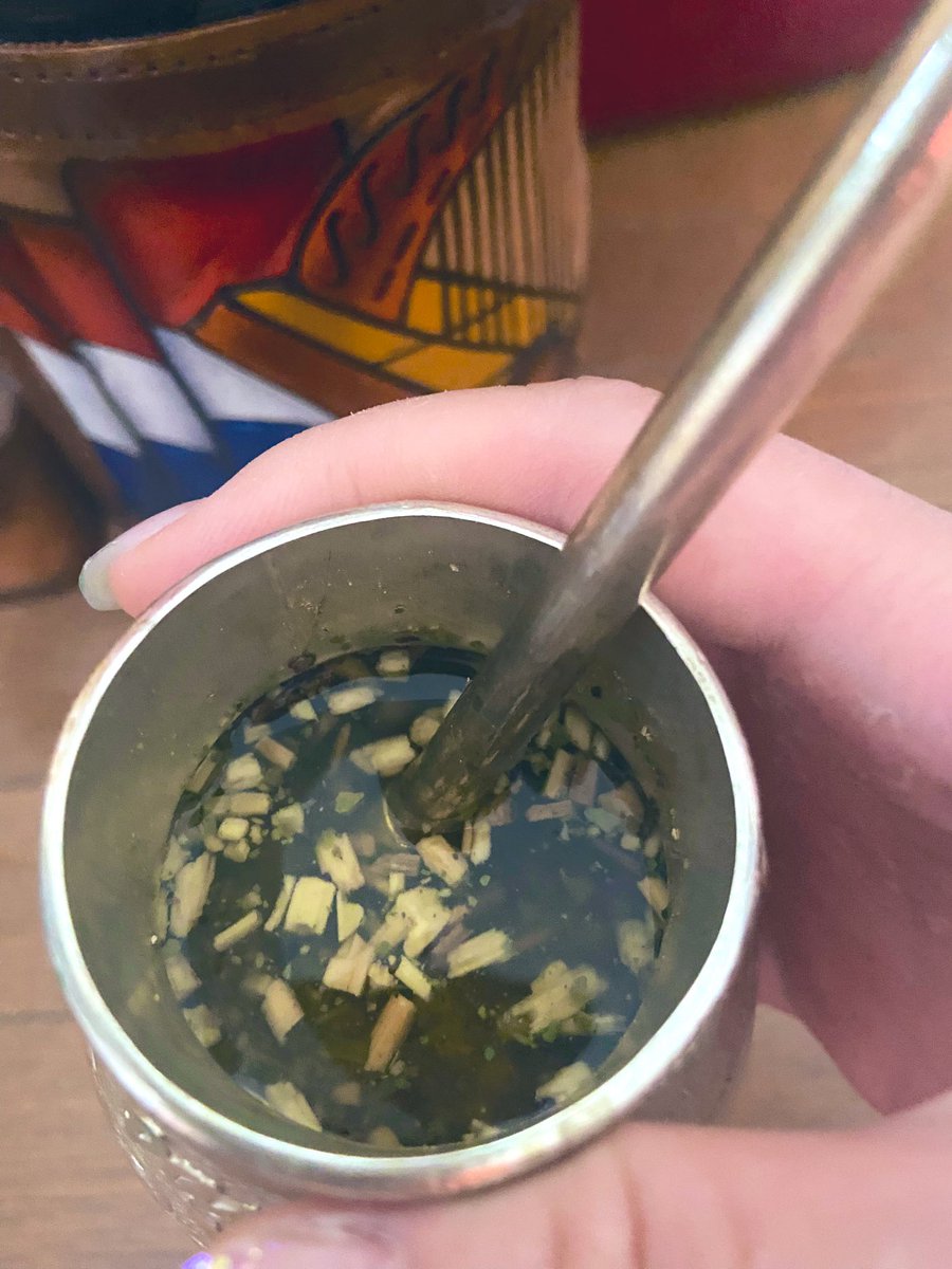 emikacom's tweet photo. 久しぶりにパラグアイのマテ茶を飲んでます。うん、頭が冴えてきた!集中できそう(カフェインやミネラル効果なので、決して怪しいものではありません笑)
※マテの木は現地で神様からの贈りものと言われています。
#terere #マテ茶 #パラグアイ #paraguay #yerbamate #termo #guanpa #bombilla #guampa https://t.co/bY7jExobDI