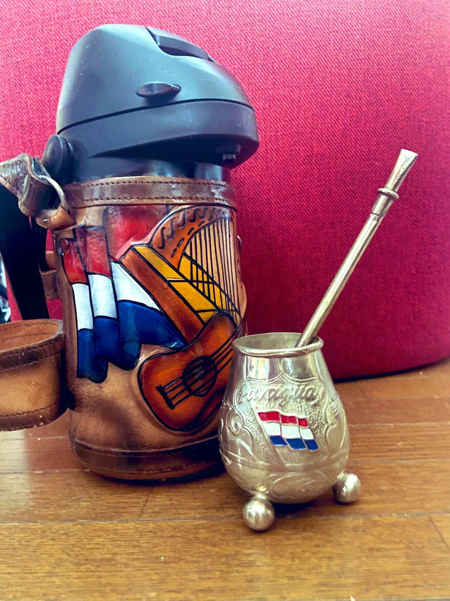 emikacom's tweet photo. 久しぶりにパラグアイのマテ茶を飲んでます。うん、頭が冴えてきた!集中できそう(カフェインやミネラル効果なので、決して怪しいものではありません笑)
※マテの木は現地で神様からの贈りものと言われています。
#terere #マテ茶 #パラグアイ #paraguay #yerbamate #termo #guanpa #bombilla #guampa https://t.co/bY7jExobDI