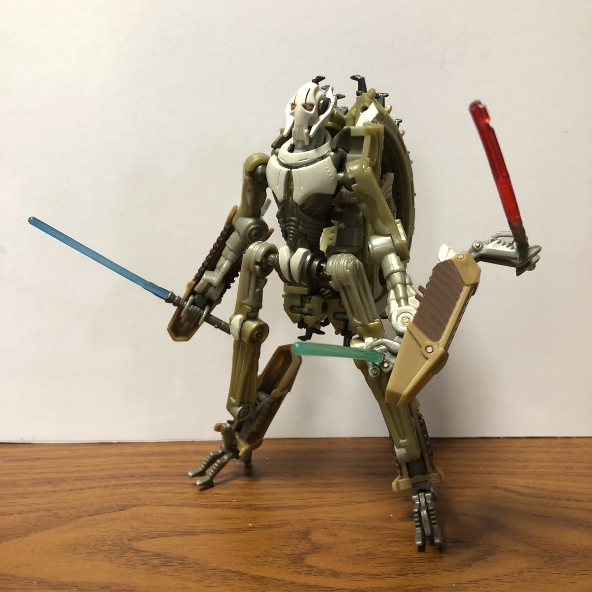 goro551's tweet photo. #トランスフォーマー
#スターウォーズ
#swtf
ジャンク品¥500買ってきた粉々になってたスターウォーズTFグリーバス将軍修理しました✨
背中のガワはもげてたのを真鍮線で繋いだので着脱可能になった♪♪ https://t.co/hSOVPjW5iV