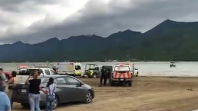 Fatal imprudencia en Presa La Boca de Santiago, Nuevo León, 3 amigos de Saltillo que se divertían sin chalecos salvavidas en catamarán propio, cayeron a las aguas, uno regresó a embarcación, otro fue hallado muerto por buzos de Protección Civil y tercero es buscado.
Fotos: AV, FC