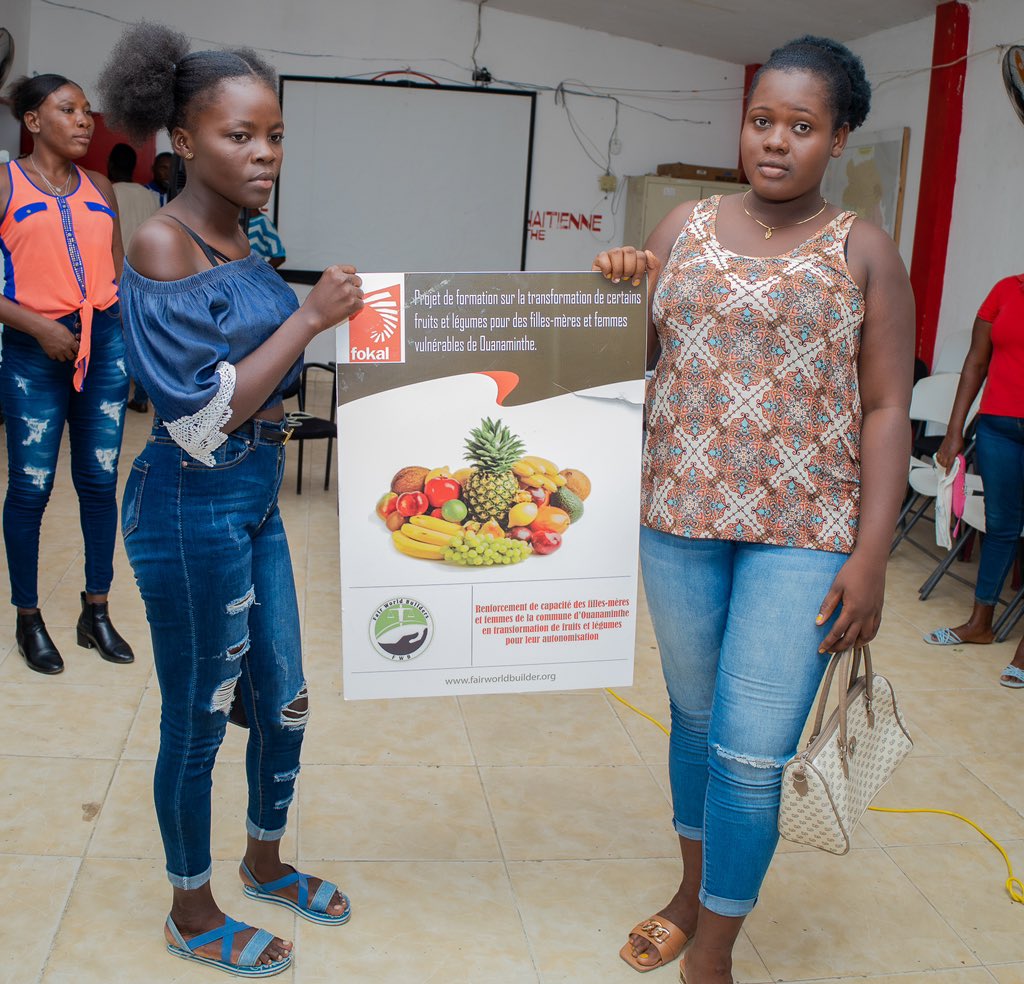 fairworldbuilde's tweet photo. Le samedi 27 mai 2023, l’organisation Fair World Builders a lancé le projet d’appui à la formation de 100 filles-mère et femmes vulnérables de la commune d’Ouanaminthe en transformation de certains fruits et légumes avec le support de la @FOKAL_Ayiti https://t.co/XKx6o5qlVB