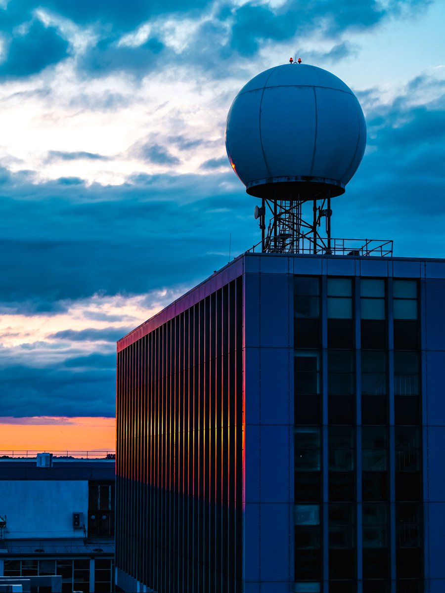 DeclanMalachy's tweet photo. Summer Sunset colours @DublinAirport https://t.co/XazQ25sS9w