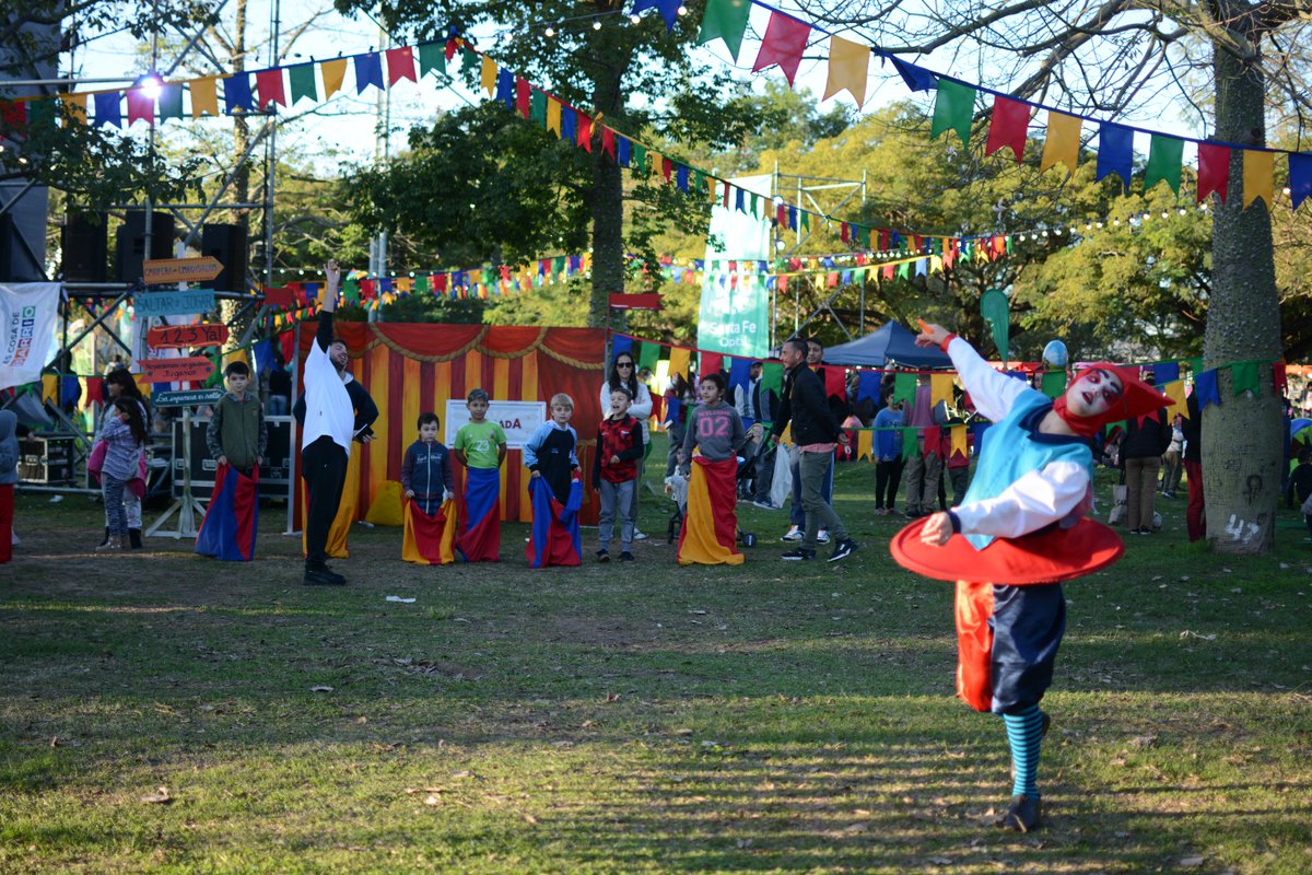 PaoPallero's tweet photo. 🥳 Otro domingo de familia, amigos, música, teatro, juegos y kermesse en el #ParqueFederal con #escosadebarrio.
🙌 Hacemos una mejor ciudad porque promovemos el encuentro colectivo en los espacios públicos para construir otras formas de convivencia ciudadana. https://t.co/0QycTDqBqk